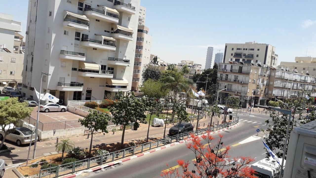 Апартаменты Bat Yam On The Beach Экстерьер фото